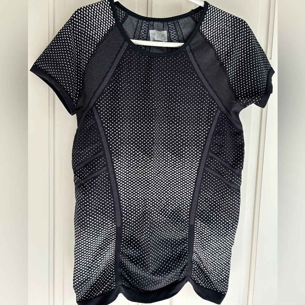 NWOT Athleta Black and White Performance Top